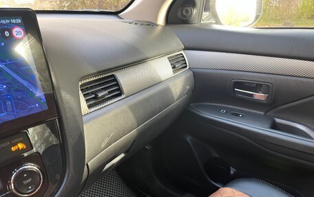 Mitsubishi Outlander III рестайлинг 3, 2018 год, 1 800 000 рублей, 9 фотография