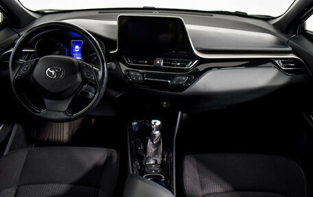 Toyota C-HR I рестайлинг, 2018 год, 2 390 000 рублей, 15 фотография