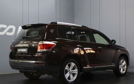 Toyota Highlander III, 2013 год, 1 990 000 рублей, 2 фотография