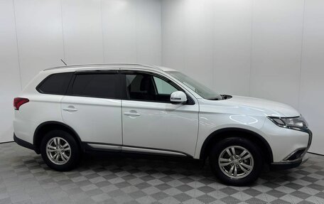 Mitsubishi Outlander III рестайлинг 3, 2016 год, 1 670 000 рублей, 9 фотография