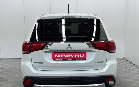 Mitsubishi Outlander III рестайлинг 3, 2016 год, 1 670 000 рублей, 7 фотография