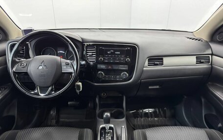 Mitsubishi Outlander III рестайлинг 3, 2016 год, 1 670 000 рублей, 14 фотография