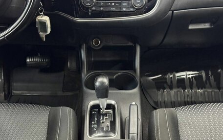 Mitsubishi Outlander III рестайлинг 3, 2016 год, 1 670 000 рублей, 12 фотография