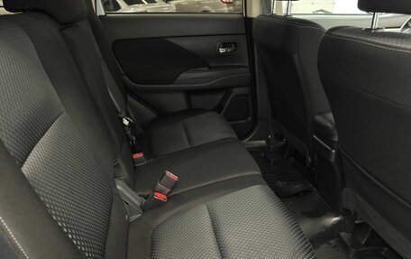 Mitsubishi Outlander III рестайлинг 3, 2016 год, 1 670 000 рублей, 15 фотография