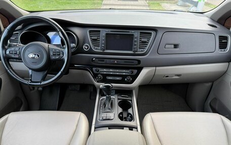 KIA Carnival III, 2015 год, 2 260 000 рублей, 12 фотография