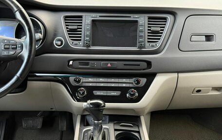 KIA Carnival III, 2015 год, 2 260 000 рублей, 13 фотография