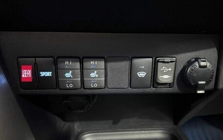 Toyota RAV4, 2018 год, 2 334 000 рублей, 15 фотография