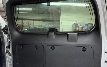 Toyota Land Cruiser Prado 150 рестайлинг 2, 2021 год, 7 200 000 рублей, 16 фотография