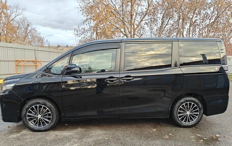 Toyota Voxy III, 2018 год, 1 950 000 рублей, 2 фотография