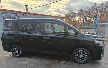 Toyota Voxy III, 2018 год, 1 950 000 рублей, 4 фотография