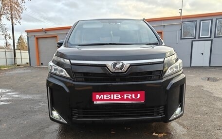 Toyota Voxy III, 2018 год, 1 950 000 рублей, 3 фотография