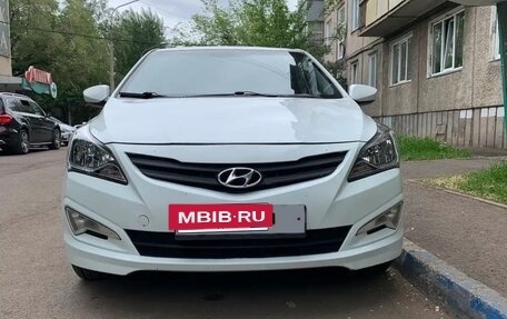 Hyundai Solaris II рестайлинг, 2015 год, 700 000 рублей, 2 фотография