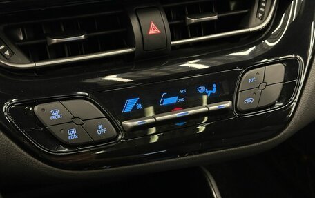 Toyota C-HR I рестайлинг, 2020 год, 2 650 000 рублей, 18 фотография