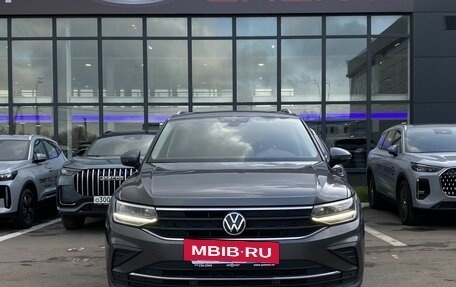 Volkswagen Tiguan II, 2021 год, 2 319 000 рублей, 2 фотография