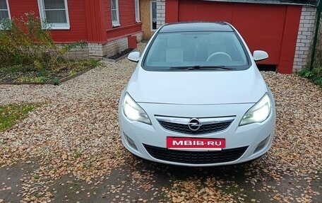 Opel Astra J, 2011 год, 700 000 рублей, 2 фотография