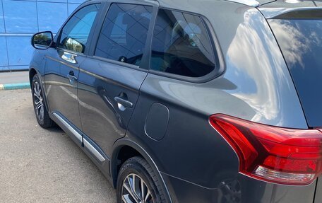 Mitsubishi Outlander III рестайлинг 3, 2015 год, 1 800 000 рублей, 2 фотография