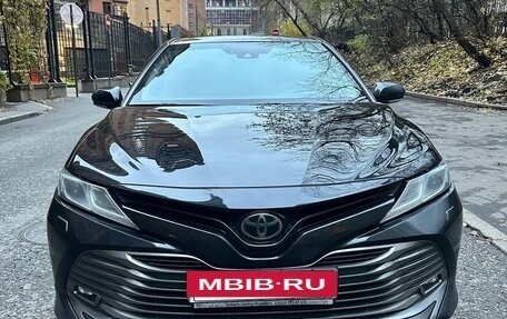 Toyota Camry, 2021 год, 2 600 000 рублей, 2 фотография
