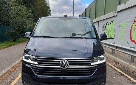 Volkswagen Caravelle T6 рестайлинг, 2021 год, 6 300 000 рублей, 1 фотография