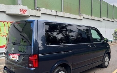 Volkswagen Caravelle T6 рестайлинг, 2021 год, 6 300 000 рублей, 2 фотография