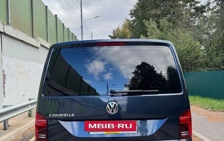 Volkswagen Caravelle T6 рестайлинг, 2021 год, 6 300 000 рублей, 4 фотография