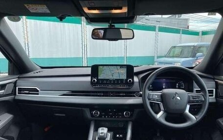 Mitsubishi Outlander, 2022 год, 3 300 000 рублей, 8 фотография