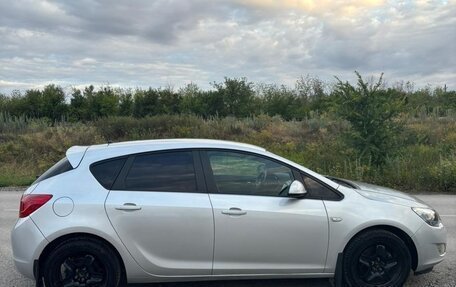 Opel Astra J, 2010 год, 650 000 рублей, 2 фотография