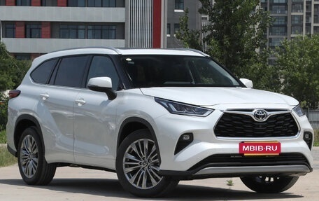 Toyota Highlander, 2024 год, 4 100 000 рублей, 4 фотография