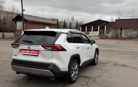 Toyota RAV4, 2019 год, 3 350 000 рублей, 7 фотография