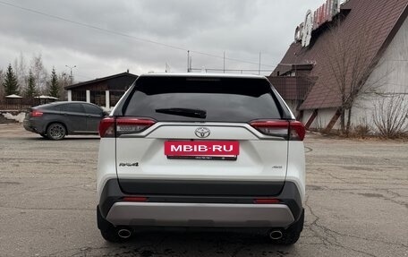 Toyota RAV4, 2019 год, 3 350 000 рублей, 5 фотография