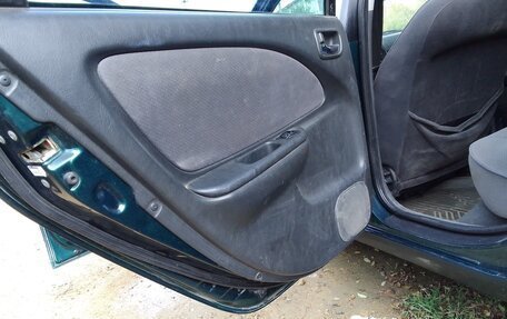 Toyota Avensis III рестайлинг, 2001 год, 200 000 рублей, 21 фотография