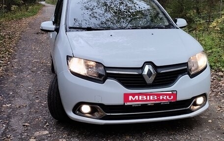 Renault Logan II, 2015 год, 700 000 рублей, 2 фотография