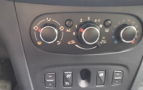 Renault Logan II, 2015 год, 700 000 рублей, 16 фотография