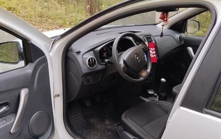 Renault Logan II, 2015 год, 700 000 рублей, 13 фотография