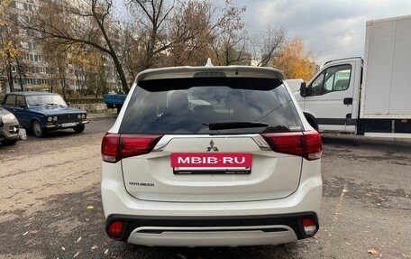 Mitsubishi Outlander III рестайлинг 3, 2021 год, 2 580 000 рублей, 4 фотография