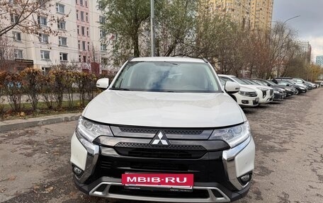 Mitsubishi Outlander III рестайлинг 3, 2021 год, 2 580 000 рублей, 8 фотография