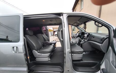 Hyundai Grand Starex Grand Starex I рестайлинг 2, 2017 год, 2 700 000 рублей, 2 фотография