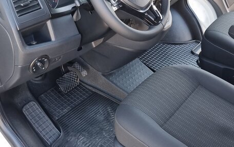 Volkswagen Caravelle T6 рестайлинг, 2018 год, 3 650 000 рублей, 23 фотография