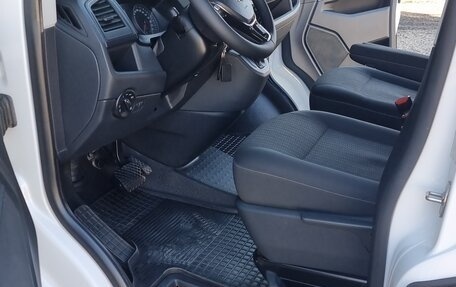 Volkswagen Caravelle T6 рестайлинг, 2018 год, 3 650 000 рублей, 24 фотография