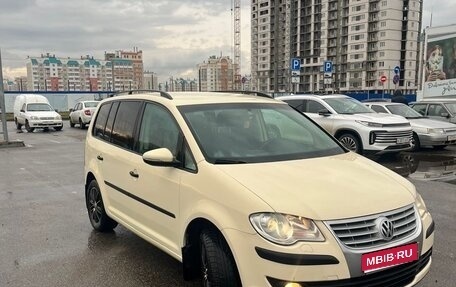 Volkswagen Touran III, 2010 год, 830 000 рублей, 1 фотография
