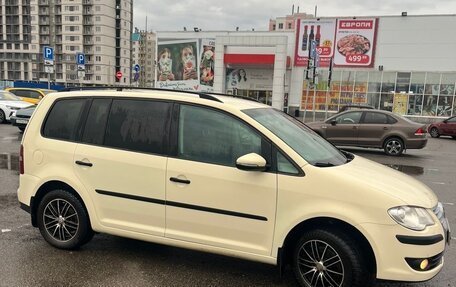 Volkswagen Touran III, 2010 год, 830 000 рублей, 3 фотография
