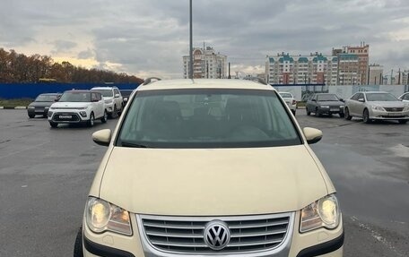 Volkswagen Touran III, 2010 год, 830 000 рублей, 5 фотография