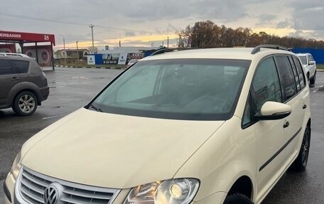 Volkswagen Touran III, 2010 год, 830 000 рублей, 2 фотография