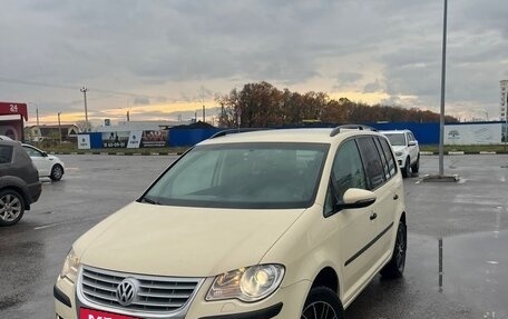 Volkswagen Touran III, 2010 год, 830 000 рублей, 4 фотография