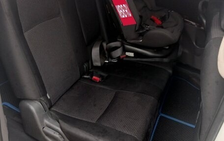 Toyota ISis I, 2006 год, 890 000 рублей, 11 фотография