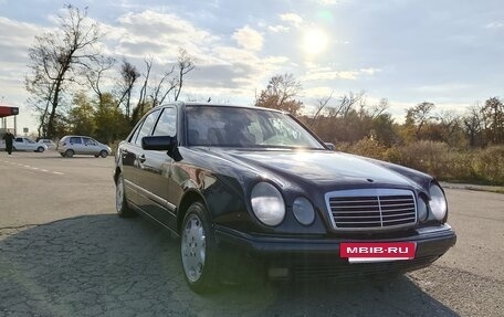 Mercedes-Benz E-Класс, 1997 год, 300 000 рублей, 2 фотография