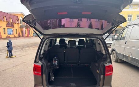 Volkswagen Touran III, 2010 год, 900 000 рублей, 2 фотография