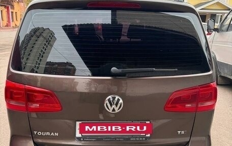 Volkswagen Touran III, 2010 год, 900 000 рублей, 3 фотография