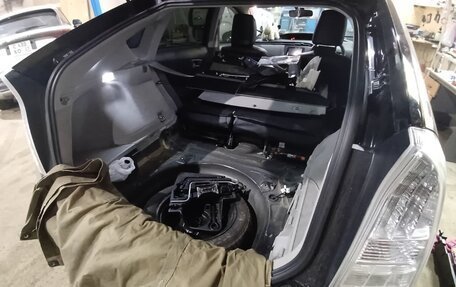 Toyota Prius, 2011 год, 990 000 рублей, 16 фотография