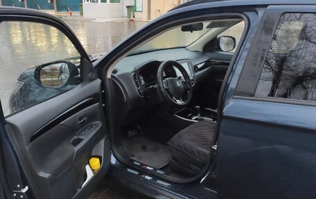 Mitsubishi Outlander III рестайлинг 3, 2022 год, 2 600 000 рублей, 5 фотография