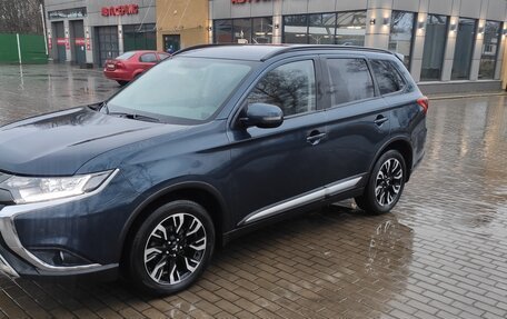 Mitsubishi Outlander III рестайлинг 3, 2022 год, 2 600 000 рублей, 12 фотография